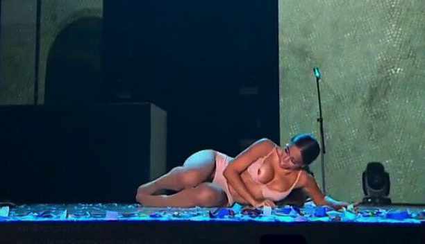 Seios de Anitta aparecem durante apresentação (Crédito: Reprodução/Multishow)
