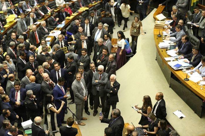Deputados decidiram barrar denúncia contra Temer (Crédito: Agência Brasil )
