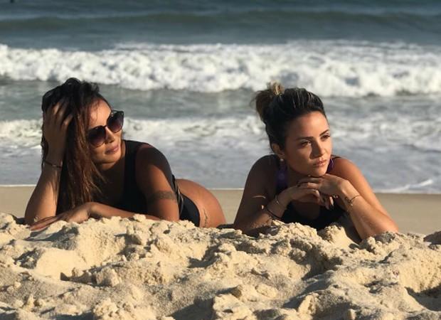 Carol Nakamura curte praia com amiga (Crdito: Reproduo/ Instagram )