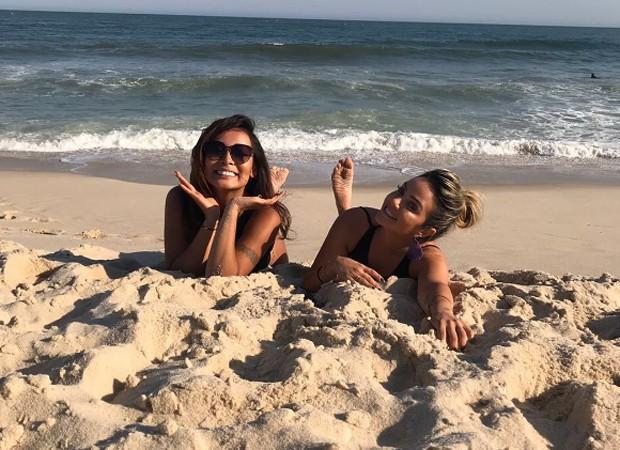 Carol Nakamura curte praia com amiga (Crdito: Reproduo/ Instagram )