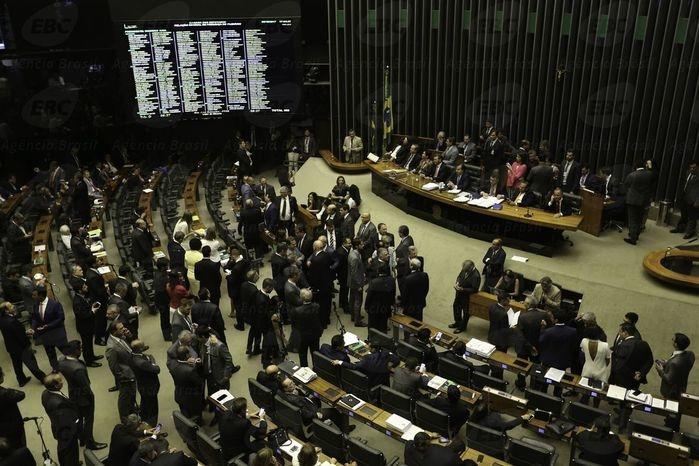 Deputados decidiram barrar denúncia contra Temer (Crédito: Agência Brasil )