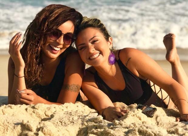 Carol Nakamura curte praia com amiga (Crdito: Reproduo/ Instagram )