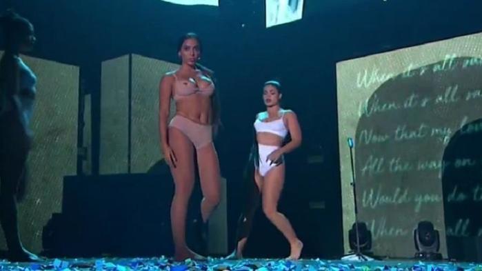 Seios de Anitta aparecem durante apresentação (Crédito: Reprodução/Multishow)