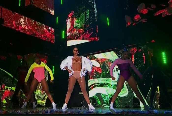 Seios de Anitta aparecem durante apresentação (Crédito: Reprodução/Multishow)