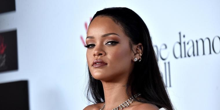 Rihanna diz que se arrependeu do dia em que perdeu a virgindade