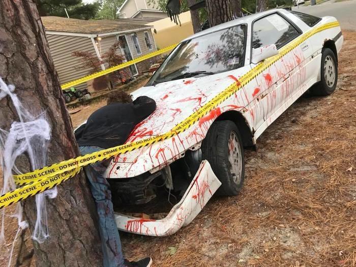 Decoração de Halloween gera polêmica e vizinhos acionam a polícia