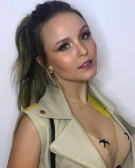 Larissa Manoela se joga em after e revela que já é emancipada (Crédito: Reprodução/Extra)