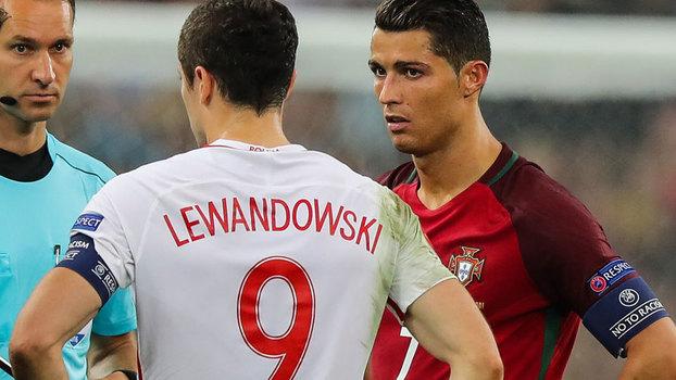 Lewandowski e Cristiano Ronaldo em jogo da Eurocopa de 2016 (Crédito: Getty)