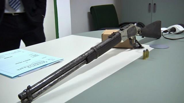 Arma apreendida com acusado de recrutar bandidos para assaltos a bancos (Crédito: eandro Silva/TV Verdes Mares)