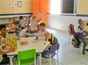 Alunos aprimoram seu aprendizado com jogos educativos e brinquedos