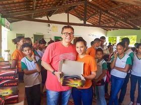 Alunos recebem tênis como incentivo