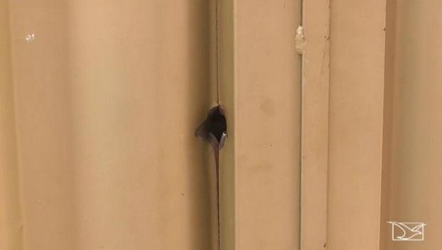 Marca do tiro efetuado pelo policial e que atingiu o idoso (Crédito: TV Mirante)