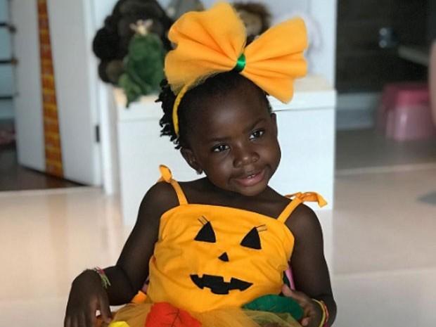 Giovanna Ewbank posta foto de Titi pronta para Dia das Bruxas