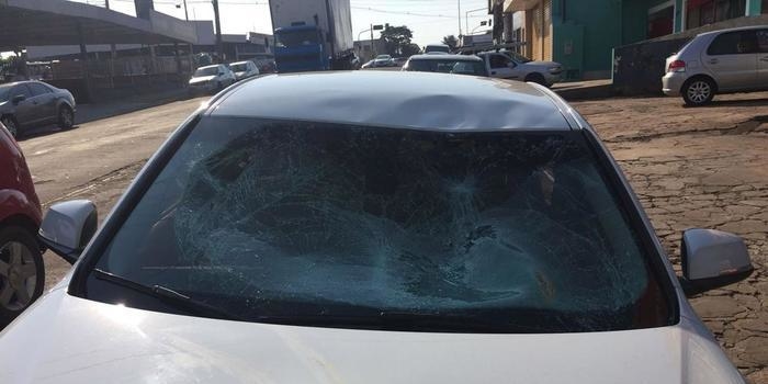 Paraquedista sem controle cai em avenida e é atropelado por carro