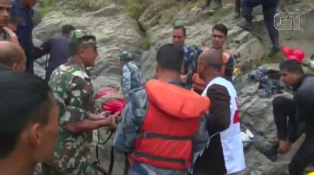 Resgate de vítimas de acidente com ônibus no Nepal (Crédito: G1/Agência Reuters)