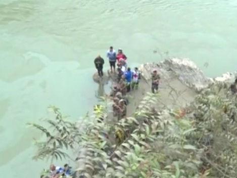Acidente com ônibus em rio do Nepal deixa 31 pessoas mortas