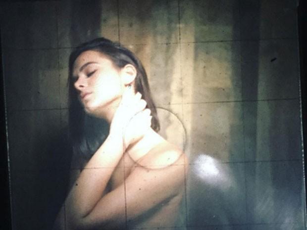 Bruna Marquezine aparece de topless em foto sensual na web