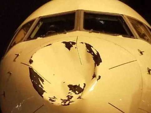 Jogadores se assustam com amassado enorme na frente de avião