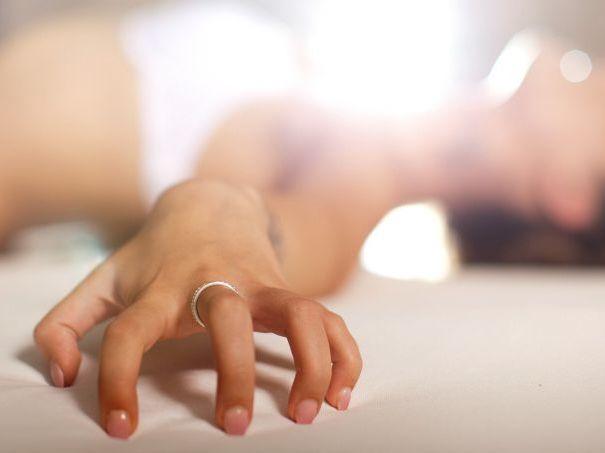 Estudo aponta como mulheres gostam de ser tocadas para ‘chegar lá’