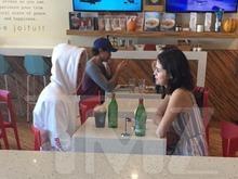 Selena Gomez e Justin Bieber são flagrados tomando café juntos