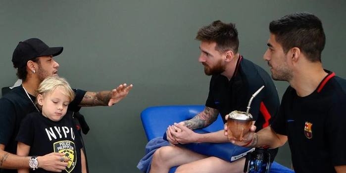 Neymar visita ex-colegas do Barça e torcedores dividem opiniões