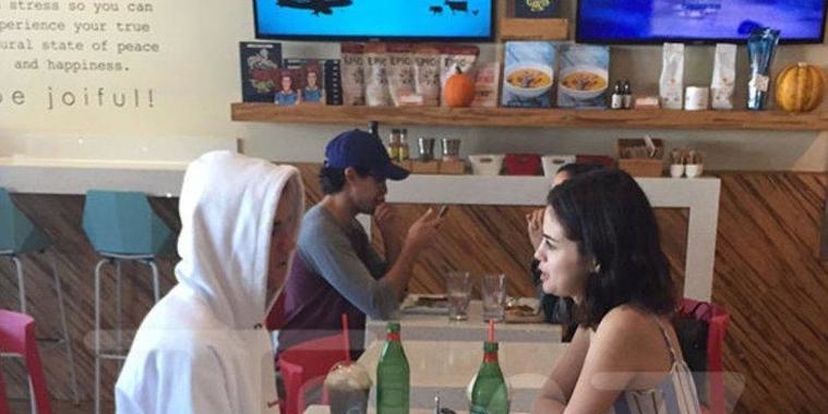Selena Gomez e Justin Bieber são flagrados tomando café juntos