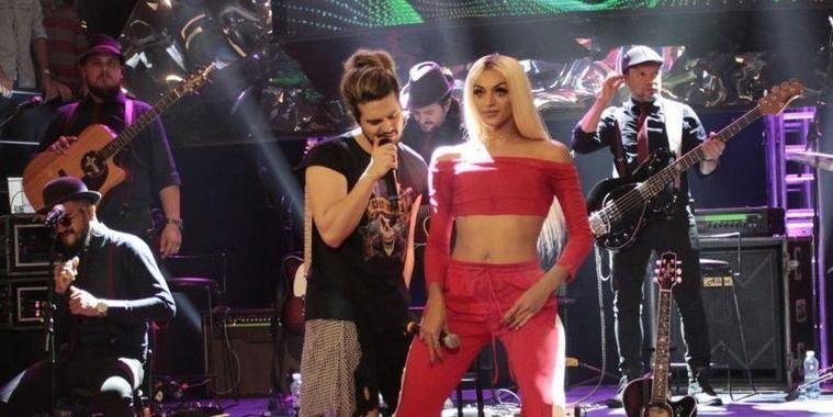Pabllo Vittar e Luan Santana fazem dueto no programa "Altas Horas˜