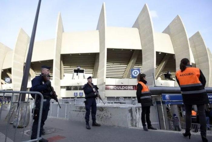 Bomba foi desativada antes de partida de sábado (Crédito: AFP)