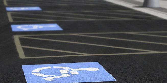 Strans vai fiscalizar vagas especiais em shoppings e supermercados (Crédito: Saibaseusdireitos)