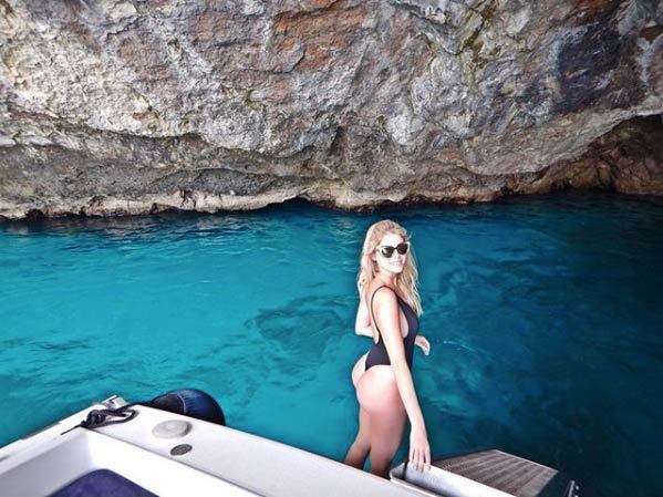 Bárbara Evans exibe bumbum e é comparada com Kim Kardashian