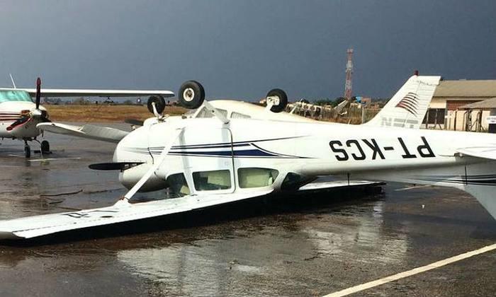 Avião ficou com as rodas para o alto durante o temporal (Crédito: Divulgação)