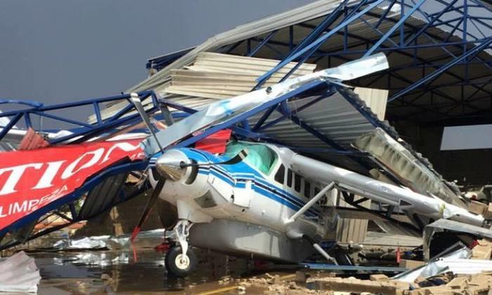 Estrutura de hangar caiu sobre aeronave durante a chuva (Crédito: Divulgação)