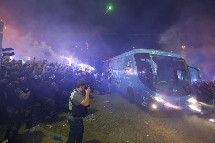 Na final da Copa do Brasil, torcedores cercaram nibus para festa de recepo (Crdito: Grmio )