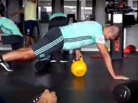 Após tumor no testículo, Ederson volta a treinar no Flamengo