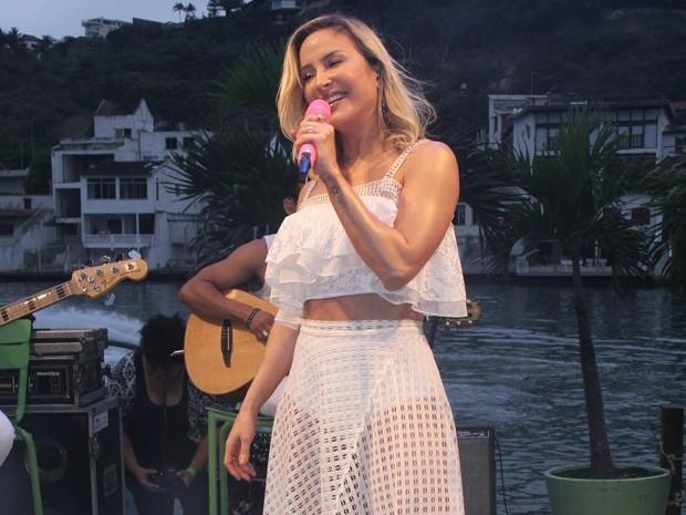Claudia Leitte exibe corpão em lançamento de novo projeto no RJ