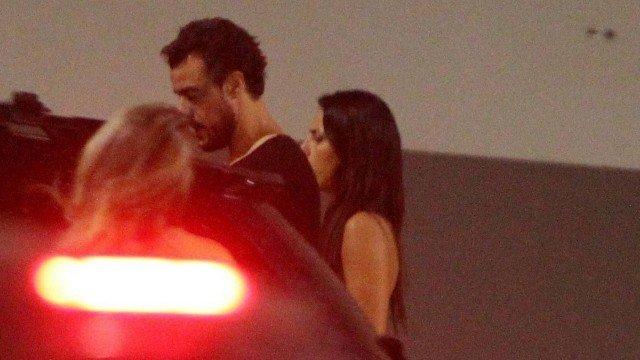 Joaquim Lopes é flagrado saindo de show com Yanca Guimarães (Crédito: Extra)