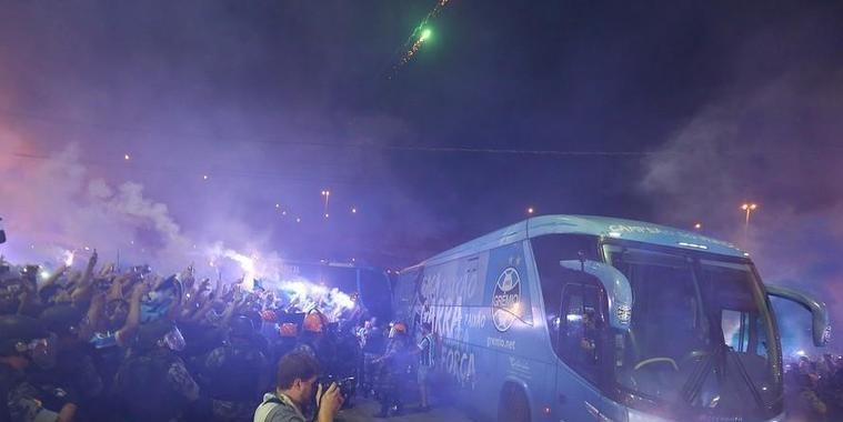 Grêmio orienta torcedores a facilitarem o trajeto da delegação