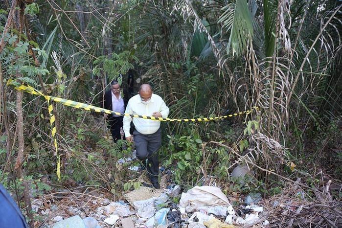 Delegado Bareta no local onde corpo foi encontrado (Crédito: Efrém Ribeiro )