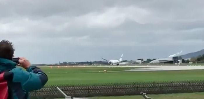 Vento forte balança avião e piloto aborta pouso ma Áustria