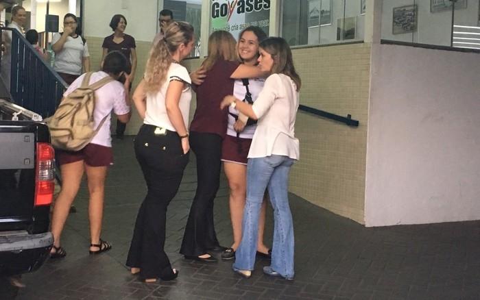Lara Fleury voltou ao colégio ainda usando uma tipoia no braço (Crédito: Silvio Túlio/G1)