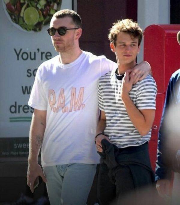 Sam Smith é flagrado aos beijos com ator em Nova York (Crédito: TMZ)
