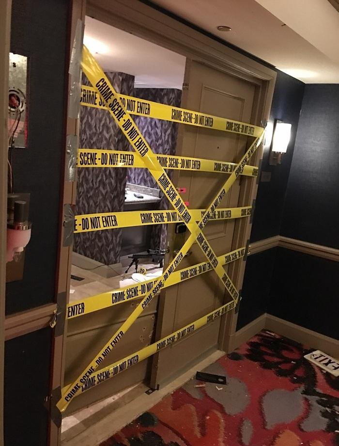 Fotos mostram corpo do atirador de Las Vegas e armas espalhadas pelo quarto do hotel (Crédito: Bild/Polaris)