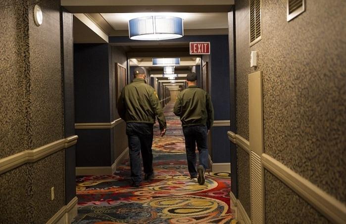 Fotos mostram corpo do atirador de Las Vegas e armas espalhadas pelo quarto do hotel (Crédito: Bild/Polaris)