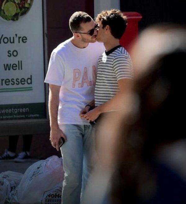 Sam Smith é flagrado aos beijos com ator em Nova York (Crédito: TMZ)