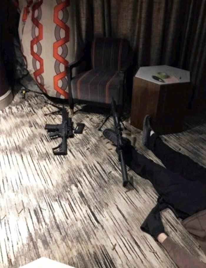 Fotos mostram corpo do atirador de Las Vegas e armas espalhadas pelo quarto do hotel (Crédito: Bild/Polaris)