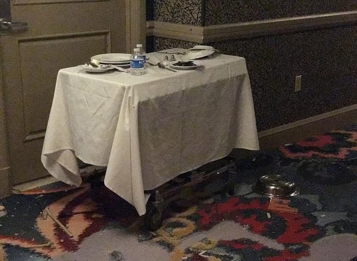 Fotos mostram corpo do atirador de Las Vegas e armas espalhadas pelo quarto do hotel (Crédito: Bild/Polaris)