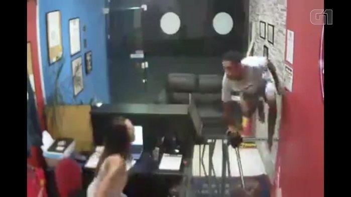 Assaltante rendeu recepcionista (Crédito: Reprodução)