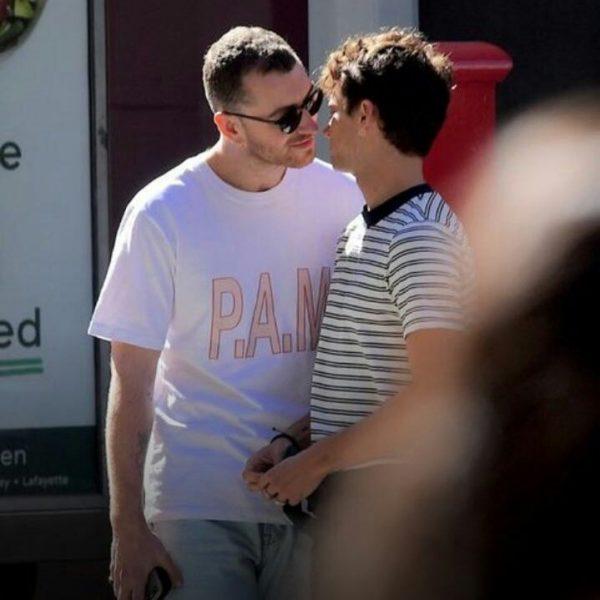 Sam Smith é flagrado aos beijos com ator em Nova York (Crédito: TMZ)
