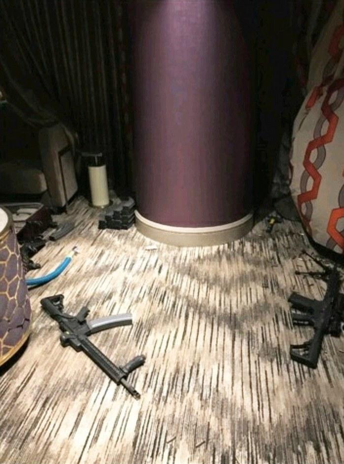 Fotos mostram corpo do atirador de Las Vegas e armas espalhadas pelo quarto do hotel (Crédito: Bild/Polaris)