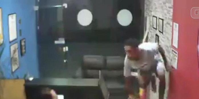 Bandido tenta assaltar academia e é surpreendido por lutadores
